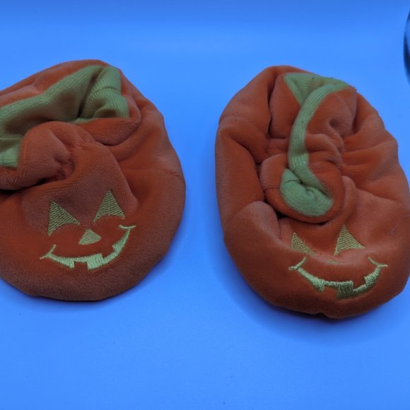 Multiple pairs of Gently Used Baby Booties - Picture 6 of 10